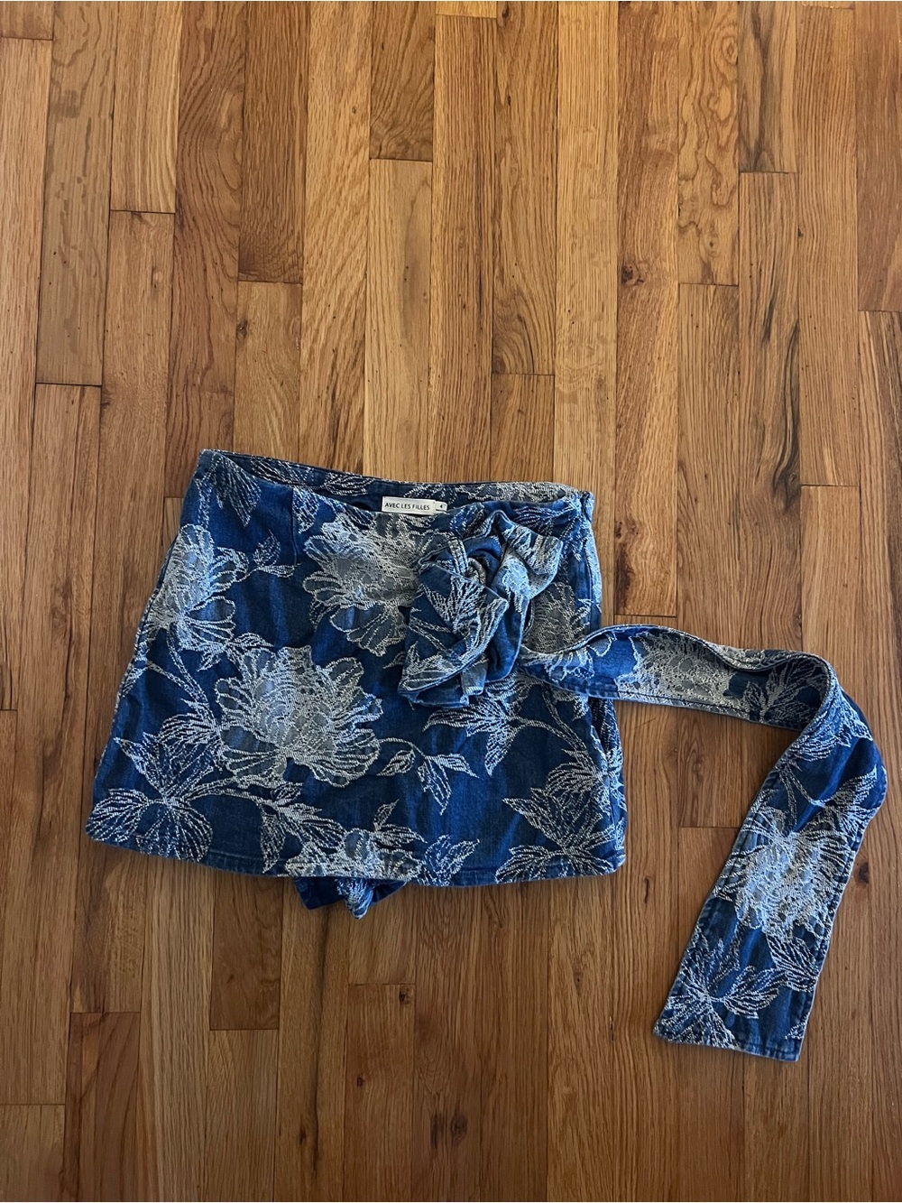 Avec Les Filles Denim Floral Tie-Waist Skort